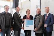 Thomas Peterhans, Thomas Hirt, Pascale Fässler, Stephan Tobler und Walter Schönholzer freuen sich über die Rezertifizierung Bischofszells als Energiestadt. (Bild: Christof Lampart)