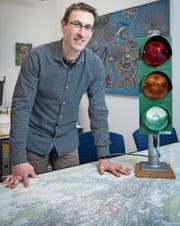 Auch bei der Verkehrssteuerung muss Christian Hasler Prioritäten setzen. (Bild: Ralph Ribi)
