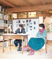 Kunst gehört zum Leben: Judith und Silvia Peters in der Stube des Elternhauses. (Bild: Thi My Lien Nguyen)
