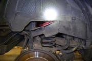 Dieses Versteck für 4,7 Kilogramm Kokain wurde eigens über der Hinterachse eingebaut. (Bild: PD/Grenzwachtregion III)