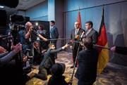 Der deutsche Aussenminister Sigmar Gabriel (rechts) und sein türkischer Amtskollege Mevlüt Cavusoglu sprechen anlässlich der Münchner Sicherheitskonferenz vor den Medien. (Bild: Florian Gaertner/Getty (München, 16. Februar 2018))