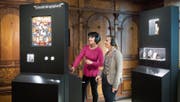 Die Kuratorinnen Isabella Studer-Geisser (links) und Monika Mähr im interaktiven Teil der Ausstellung über Vadian und die Heiligen im Historischen und Völkerkundemuseum. Hier beantworten Historiker in kurzen Filmen Fragen zu Vadian und seiner Zeit. (Bild: Benjamin Manser)