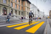 Eine spezielle Situation vor dem Schulhaus St.Leonhard: Die Veloroute zwischen Güterbahnhof und Stadtzentrum kreuzt den Weg der Schulkinder zum Pausenplatz im St.Leonhardspärkli. (Bild: Urs Bucher)