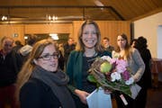 SP-Stadträtin Maria Pappa (links) am Sonntag mit der neu gewählten Sonja Lüthi im Waaghaus (Bild: Ralph Ribi)
