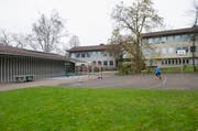Im Tschudiwies wird nicht mehr unterrichtet - trotzdem gab es im Quartier Aufregung rund um das ehemalige Schulhaus. (Bild: Archiv/Coralie Wenger)