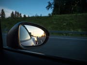 Fälle von Menschen, die aus fahrenden Autos fallen, kommen gemäss der Polizei nur selten vor. (Bild: Getty)