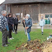 Helena Städler führt mit der Mistgabel in der Hand in die hohe Kunst des richtigen Kompostierens ein. (Bild: Trudi Krieg)