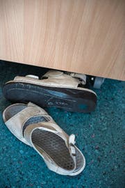 Während des Mittagsschlafs liegen die Finken vor dem Bett. (Bild: Sabrina Stübi)