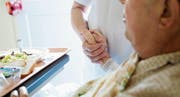 Mit zunehmendem Alter steigt das Risiko einer Spitaleinweisung: Die Kantone St. Gallen und Thurgau reagieren darauf mit spezialisierten Abteilungen in den Akutspitälern. (Bild: Getty)
