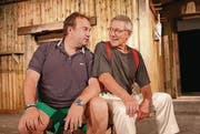 Regisseur Florian Rexer und Schauspieler Hans Rudolf Spühler auf der Bühne im Schloss Hagenwil. (Bild: Hansruedi Kugler)