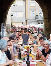 Geselliges Beisammensein in malerischer Altstadtkulisse im Schatten des Bogenturms. (Bild: Barbara Hettich)