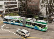 Ein «Swisstrolley plus» der Verkehrsbetriebe Zürich auf Testfahrt in der Innenstadt von St. Gallen. (Bild: Hanspeter Schiess)