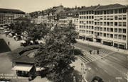 Der Marktplatz mit der Marktrondelle und dem neuen ständigen Markt (die grünen Hüttlein stehen heute noch!) Ende der 1950er-Jahre. (Bild: Stadtarchiv der Ortsbürgergemeinde SG/Sammlung Foto Gross)
