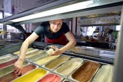 Kaltes Glacé, heisser Streit: Weil ein Baby angeblich zu lange weint, bittet Geschäftsführerin Daniela Springer die Mutter, ihr Lokal Eiscafé Gekko zu verlassen. (Bild: Ralph Ribi/Archiv)