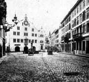 Das alte Rathaus kurz vor seinem Abbruch 1877. Man beachte die Pflästerung und das Pferdefuhrwerk. (Bild: Stadtarchiv der Ortsbürgergemeinde SG)