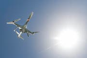 Eine Rheintaler Reiterin beschuldigt einen unbekannten Drohnenpiloten, ihr Pferd aufgescheucht zu haben. (Bild: Benjamin Manser)