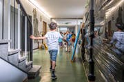 Letzter Schultag im Schulhaus Tschudiwies vor den Sommerferien 2017: Aus und vorbei. Schulkinder neben zügelbereiten Paletten in einem Korridor ihres alten Schulhauses. Ab Herbst gehen sie im "St.Leonhard" zur Schule. (Bild: Urs Bucher - 7. Juli 2017)