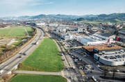 Die Stadt will sich die Option offen halten, die Zürcher Strasse zu begradigen und näher an die Autobahn zu verlegen. (Bild: Hanspeter Schiess/Urs Bucher)
