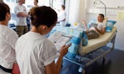 In St. Gallen sollen angehende Ärztinnen und Ärzte nicht nur etwas über Krankheiten und Diagnosen lernen, sondern auch über Patientengeschichten und Pflegeverläufe. (Bild: Gaëtan Bally/Keystone)