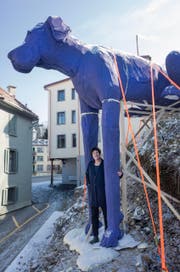 Anita Zimmerman mit ihrer blauen Styroporskulptur «Hock». (Bild: Benjamin Manser)