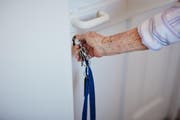 Trau, schau, wem: Insbesondere ältere Menschen geraten immer wieder in den Fokus von Trickbetrügern. (Bild: Getty)