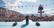 Der türkische Premierminister Binali Yildirim bei einem Wahlkampfauftritt in Izmir. (Bild: Ali Balikci/Getty (Izmir, 9. April 2017))