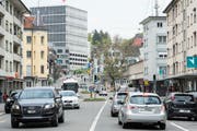 Das Quartierzentrum der Lachen stadteinwärts gesehen. Links die Bushaltestelle Lachen mit dem Migros, rechts hinten vor dem Baum die Poststelle Lachen. Das Bild wird dominiert vom Bau des Bundesverwaltungsgerichts auf dem Chrüzacker links im Hintergrund. (Bild: Hanspeter Schiess - 29. April 2014)