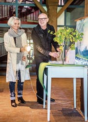 Astrid Keller und Leopold Huber vor dem Bühnenmodell zum Sommerstück am See. (Bild: Reto Martin)