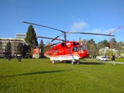 Mit diesem Helikopter wird die Tanne zum Klosterplatz geflogen. (Bild: Adrian Lemmenmeier)
