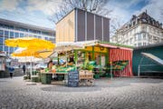 Der Stand von Peter Wetli und Rita Zenglein auf dem ständigen St.Galler Markt. Er war einst als Protoyp für einen modernen Marktstand namens "Klip-Klap" gebaut worden, der die grünen Hüttchen aus den 1950er-Jahren hätte ablösen sollen. Daraus wurde nichts, der Stand ist bis heute ein Einzelstück. (Bild: Urs Bucher)