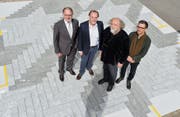 Unternehmer Hermann Hess, Urs Bleuer (Migros), Künstler Daniel Schlaepfer und Architekt Renaud Pidoux auf dem Muster. (Bild: Donato Caspari)