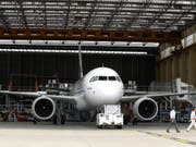 Der Mittelstreckenfliegers von Airbus A320neo wartet auf seine Triebwerke. Wegen Verzögerungen bei den Triebwerkszulieferern geriet die Auslieferung der Flugzeuge im ersten Quartal ins Stocken. (Bild: KEYSTONE/EPA/CAROLINE BLUMBERG)