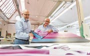 ISA-Chef Andreas Sallmann und Künstler Aurelio Wettstein vergleichen die Stoffprobe mit dem Gemälde. (Bild: Donato Caspari)