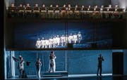 «Annas Maske»: Die Handlung spielt auf drei Ebenen, welche das Bühnenbild unterstreicht. Die Übergänge zwischen den Ebenen machen den grossen Reiz der Inszenierung aus. Oben der das Drama beobachtende Chor des Theaters St. Gallen. (Bild: PD/Theater St. Gallen)