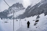 Ein Wanderer unterwegs vom Sämtisersee in Richtung Fälensee: Einige Kantonsräte wollen nicht 630'000 Franken für den Bereich «Wandern» ausgeben. (Bild: Benjamin Manser/Archiv)