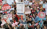 Protest gegen US-Präsident Donald Trump gestern am Women’s March in New York. (Bild: Peter Foley/EPA)