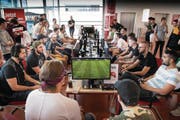 An der Qualifikation für das Finale der Schweizre Meisterschaft in «Fifa 18» sind mehr als hundert Partien gespielt worden. (Bild: Ralph Ribi)