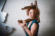 Museumskuratorin Christelle Wick mit einem Kastenbock – Symbol einer ausgestorbenen Tradition. (Bild: Benjamin Manser)