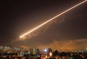 US-Luftraketen durchbrechen den Himmel über der syrischen Hauptstadt Damaskus. (Bild: Hassan Ammar/AP (Damaskus, 14. April 2018))