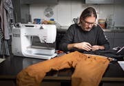 Nähen sei wie verlieben, sagt Daniel Manser: «Ich bin völlig fixiert.» (Bilder: Benjamin Manser)