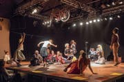 Die Kompanie Rotes Velo feiert Geburtstag in der Grabenhalle – mit Performern im Alter zwischen 4 und 80 Jahren. (Bild: Hanspeter Schiess)