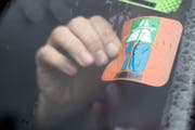 Ab Donnerstag 1. Februar 2018 muss auf allen Fahrzeuge, die auf einer Autobahn oder Autostrasse unterwegs sind, eine Vignette 2018 kleben. Andernfalls droht eine Busse von 200 Franken. (Bild: Keystone)