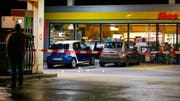 Der Tatort wurde von der St.Galler Kantonspolizei weiträumig abgesperrt (Bild: Keystone)