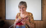Erika Meyer organisiert in Wattwil das «Stricken für Frauen». (Bild: Benjamin Manser)