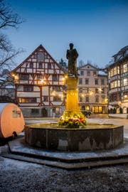 Der Lichtstreifen am Gallusbrunnen ist nicht das, was sich die Gewerbler vorgestellt haben. (Bild: Urs Bucher)