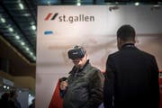 Am Stand der Stadt kann die Stiftsbibliothek mit einer VR-Brille erforscht werden. (Bild: Benjamin Manser)