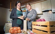 Wegen ihrer Krankheit muss Sofije Zogi einhändig Kartoffeln schälen. Ihre Tochter Egzona hilft ihr dabei. (Bild: Andrea Stalder)