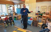 Quartierpolizist Paul Widrig berichtet auf seinem Blog auch vom Besuch im Kindergarten am Achslenweg. (Bild: Stapo)