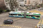 Der neuartige Hybrid-Trolleybus bezieht den Fahrstrom entweder über die Oberleitung oder über eingebaute Batterien. Eines dieser Fahrzeuge ist derzeit auf Testfahrt in St.Gallen - im Bild auf der Verzweigung Oberer Graben/Poststrasse. (Bild: Hanspeter Schiess)