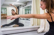 Nadine Brendle beim Ballettunterricht in der Theatertanzschule an der Notkerstrasse (Bild: Jil Lohse)